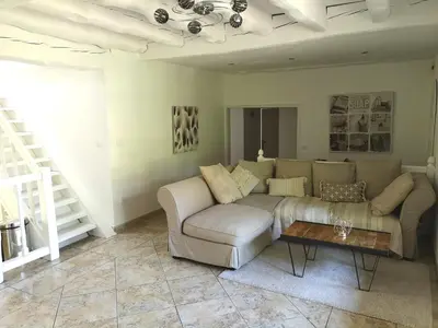Coin salon dans l'établissement VILLA FLEUR DES PINS 6 PERSONNES 140m2 PETIT NICE