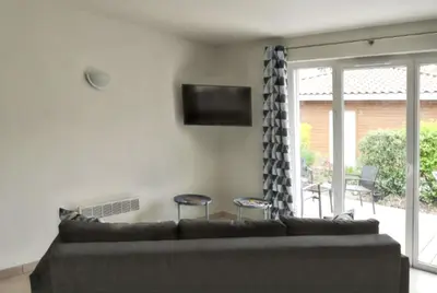 Télévision ou salle de divertissement dans l'établissement Maison confortable à Parentis-en-Born avec piscine partagée