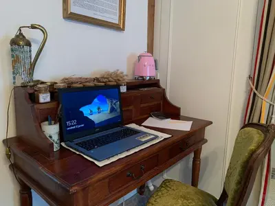 Télévision ou salle de divertissement dans l'établissement La Croix Blanche