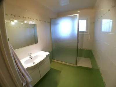 Salle de bains dans l'établissement Appartement de vacances avec jardin à Tarnos