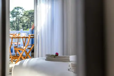Un ou plusieurs lits dans un hébergement de l'établissement Les Vagues Logis Hôtel