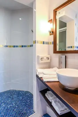 Salle de bains dans l'établissement Les Vagues Logis Hôtel