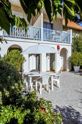 Jardin de l'établissement Les Vagues Logis Hôtel