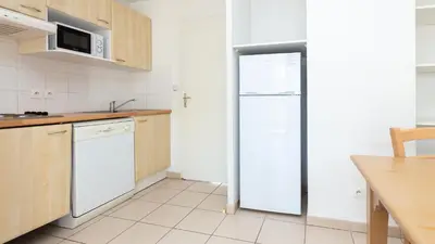 Cuisine ou kitchenette dans l'établissement Vacancéole - L'Allée des Dunes - Ondres Plage