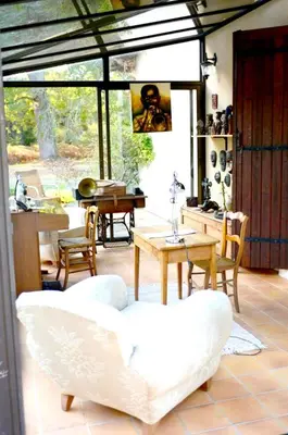 Coin salon dans l'établissement Maison rustique près de Callen avec piscine
