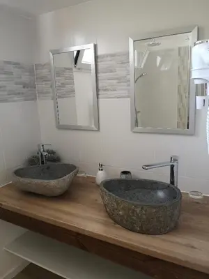 Salle de bains dans l'établissement LES CHAMBRES DU HOURON