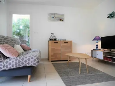Télévision ou salle de divertissement dans l'établissement Appartement cosy à Capbreton: Jardin, Terrasse, Parking, Wi-Fi, à 300m de la Plage - FR-1-413-133