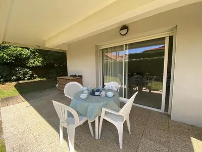 Balcon ou terrasse dans l'établissement Appartement cosy à Capbreton: Jardin, Terrasse, Parking, Wi-Fi, à 300m de la Plage - FR-1-413-133
