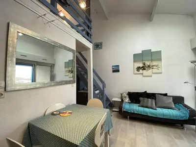 Coin salon dans l'établissement Appartement avec terrasse, parking et vue sur port à Capbreton - FR-1-413-130
