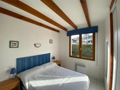 Un ou plusieurs lits dans un hébergement de l'établissement Maison calme avec piscine, 3 chambres, Capbreton - FR-1-413-114