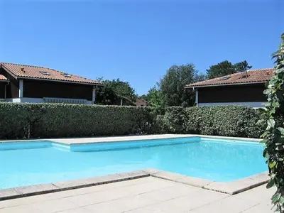 Piscine de l'établissement Maison calme avec piscine, 3 chambres, Capbreton - FR-1-413-114 ou située à proximité