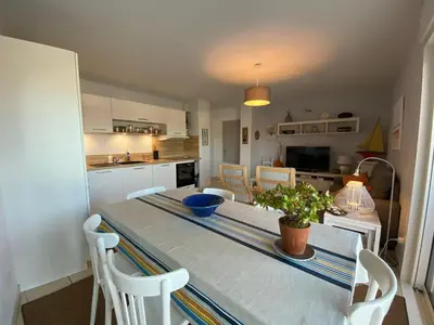 Cuisine ou kitchenette dans l'établissement Appartement lumineux 3 chambres à 400m des plages avec parking et WIFI - FR-1-413-113