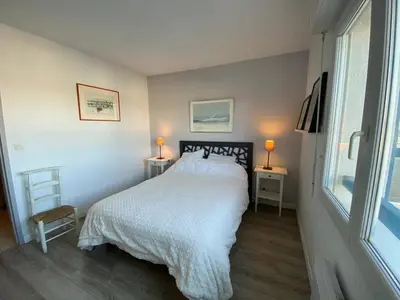 Un ou plusieurs lits dans un hébergement de l'établissement Appartement lumineux 3 chambres à 400m des plages avec parking et WIFI - FR-1-413-113