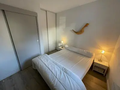 Un ou plusieurs lits dans un hébergement de l'établissement Appartement lumineux 3 chambres à 400m des plages avec parking et WIFI - FR-1-413-113