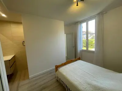 Un ou plusieurs lits dans un hébergement de l'établissement Appartement cosy avec terrasse, jardin et parking à 200m de la plage - FR-1-413-111