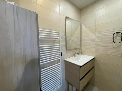 Salle de bains dans l'établissement Appartement cosy avec terrasse, jardin et parking à 200m de la plage - FR-1-413-111