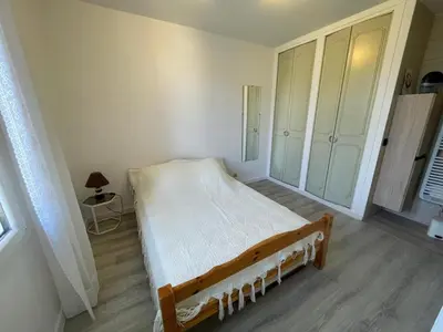 Un ou plusieurs lits dans un hébergement de l'établissement Appartement cosy avec terrasse, jardin et parking à 200m de la plage - FR-1-413-111