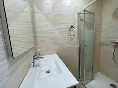 Salle de bains dans l'établissement Appartement cosy avec terrasse, jardin et parking à 200m de la plage - FR-1-413-111