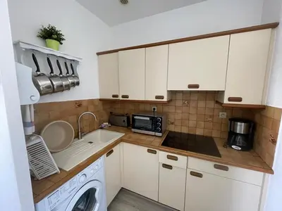Cuisine ou kitchenette dans l'établissement Appartement cosy avec terrasse, jardin et parking à 200m de la plage - FR-1-413-111