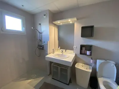 Salle de bains dans l'établissement Appartement en rez-de-jardin à 100m de la plage avec terrasse et parking - FR-1-413-107