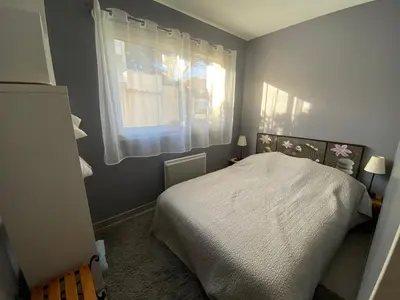 Un ou plusieurs lits dans un hébergement de l'établissement Appartement en rez-de-jardin à 100m de la plage avec terrasse et parking - FR-1-413-107