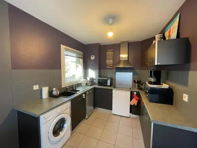 Cuisine ou kitchenette dans l'établissement Appartement en rez-de-jardin à 100m de la plage avec terrasse et parking - FR-1-413-107