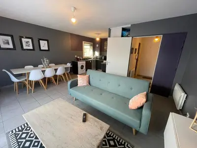 Coin salon dans l'établissement Appartement en rez-de-jardin à 100m de la plage avec terrasse et parking - FR-1-413-107