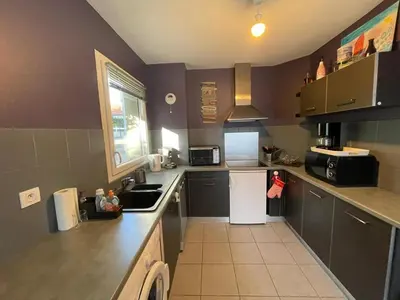 Cuisine ou kitchenette dans l'établissement Appartement en rez-de-jardin à 100m de la plage avec terrasse et parking - FR-1-413-107