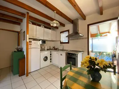 Cuisine ou kitchenette dans l'établissement Villa 3 chambres avec parking et accès piscine - FR-1-413-106