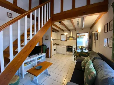 Coin salon dans l'établissement Villa 3 chambres avec parking et accès piscine - FR-1-413-106