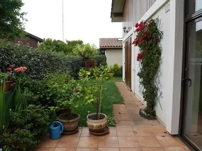 Jardin de l'établissement Villa 3 chambres avec parking et accès piscine - FR-1-413-106