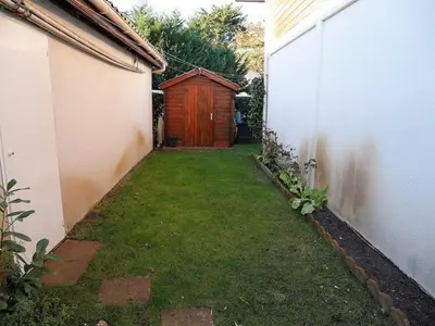 Jardin de l'établissement Villa 3 chambres avec parking et accès piscine - FR-1-413-106