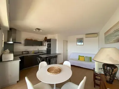 Cuisine ou kitchenette dans l'établissement Appartement climatisé pour 4 avec balcon et parking à Capbreton - FR-1-413-101