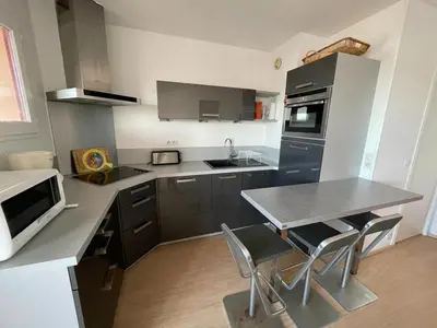 Cuisine ou kitchenette dans l'établissement Appartement climatisé pour 4 avec balcon et parking à Capbreton - FR-1-413-101