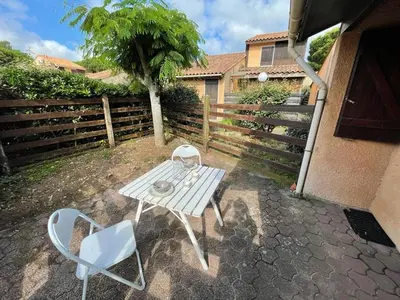 Jardin de l'établissement Charmante maisonnette proche du port avec parking et animaux acceptés - FR-1-413-100