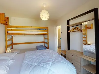 Un ou plusieurs lits dans un hébergement de l'établissement Villa confortable avec piscine, proche plage, 3 chambres, grand séjour, patio, WIFI, équipement complet - FR-1-413-87