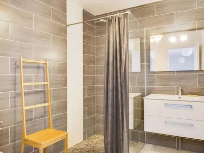 Salle de bains dans l'établissement Villa confortable avec piscine, proche plage, 3 chambres, grand séjour, patio, WIFI, équipement complet - FR-1-413-87