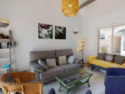Coin salon dans l'établissement Villa confortable avec piscine, proche plage, 3 chambres, grand séjour, patio, WIFI, équipement complet - FR-1-413-87