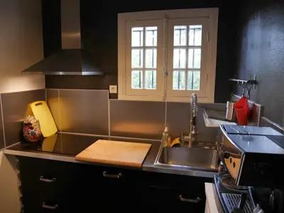 Cuisine ou kitchenette dans l'établissement Villa Landaise Rénovée Proche Plages - Jardin et Terrasse Privatifs - FR-1-413-80