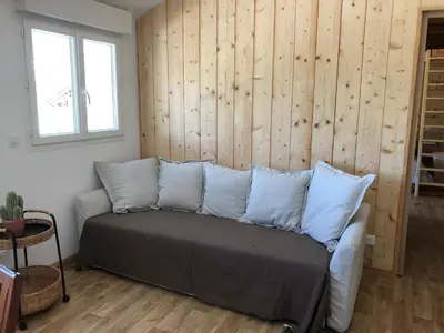 Coin salon dans l'établissement La petite ferme de Pouillon - Parc animalier - aire de loisirs