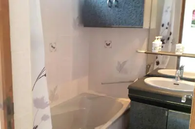 Salle de bains dans l'établissement Villa en pleine nature à Escource avec piscine privée