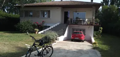Vélo sur le terrain de l'établissement chambre d'hôte ou dans les environs