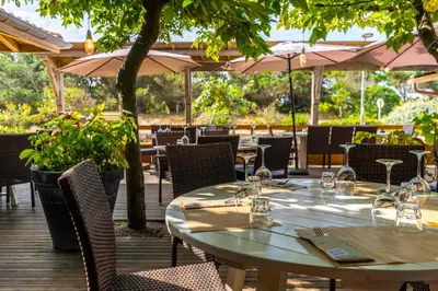 Jardin de l'établissement Logis Hôtel de L'Océan