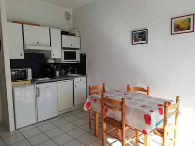 Cuisine ou kitchenette dans l'établissement Studio Cabine à Biscarrosse Plage - 4 Pers, Proche Plage et Commerces, Terrasse, Ménage Inclus - FR-1-319-394