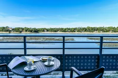 Vue sur la rivière ou le fleuve situé(e) à proximité de l'hôtel