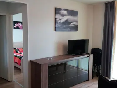 Télévision ou salle de divertissement dans l'établissement Appartement T3 avec piscine, sauna en front de mer à Biscarrosse Plage - FR-1-521-1
