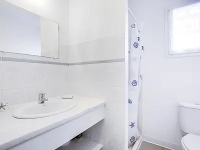 Salle de bains dans l'établissement Appartement T3 à 50m de l'océan, balcon sud, parking, pour 4 pers à Biscarrosse - FR-1-521-3
