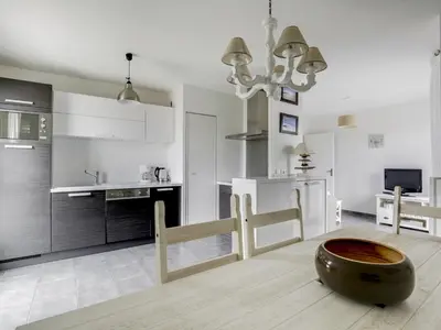 Cuisine ou kitchenette dans l'établissement Appartement T3 moderne à Biscarrosse Plage, proche océan, terrasse et parking - FR-1-521-9