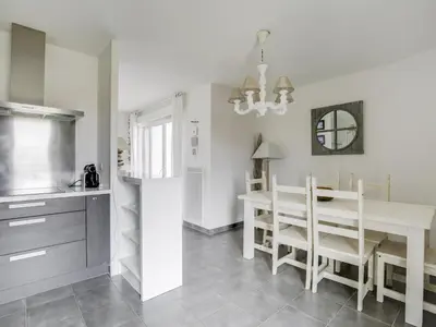 Cuisine ou kitchenette dans l'établissement Appartement T3 moderne à Biscarrosse Plage, proche océan, terrasse et parking - FR-1-521-9