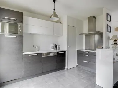 Cuisine ou kitchenette dans l'établissement Appartement T3 moderne à Biscarrosse Plage, proche océan, terrasse et parking - FR-1-521-9